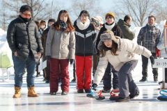 氷上で和やかに「熱戦」　広尾でアイスストッカー大会 3