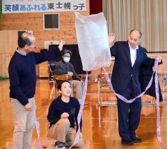 デモンストレーションで作ってきた熱気球を飛ばして見せる内山さん（中央）と教員ら
