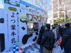 雪まつりの会場で十勝産牛乳が大人気　よつ葉が「おいしさ」ＰＲ～こぼれ話