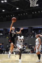 女子準決勝・帯大谷（黒ユニホーム）―日本航空北海道