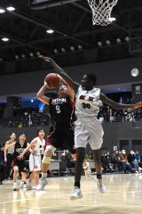 女子準決勝・帯大谷（黒ユニホーム）―日本航空北海道