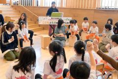 音楽に合わせてシェイカーを振る園児たち