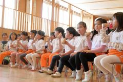 音楽に合わせてシェイカーを振る園児たち