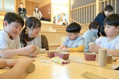 シェイカーをやすりで磨く園児たち