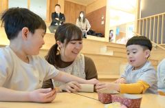 シェイカーをやすりで磨く園児たち