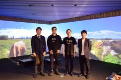 会見する辻木ＣＥＯ（左から２人目）、井上町長（同３人目）ら