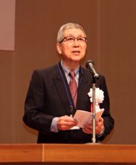 あいさつする斉藤代表