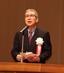 あいさつする斉藤代表