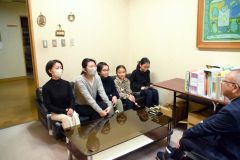 全道大会銀賞を教育長に報告　陸別リコーダーアンサンブルクラブ 3