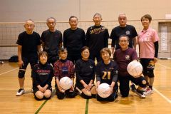 ミニバレー交流会の参加を呼び掛ける大会実行委のメンバーら（前列右が三浦大会実行委員長）