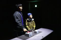 発射ボタンを押す来場者