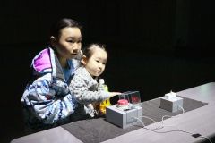 発射ボタンを押す来場者