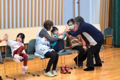 ハイタッチで喜ぶ園児とお年寄り
