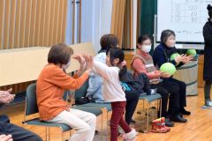ハイタッチで喜ぶ園児とお年寄り
