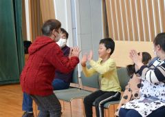 ハイタッチで喜ぶ園児とお年寄り