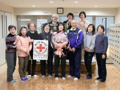 帯広市水上安全法赤十字奉仕団の激励を受けた蝦名愛梨（前列右から４人目）。前列右から３人目が佐藤悦弘委員長