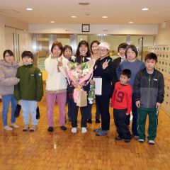 十勝ユニバーサル水泳クラブメンバーのの激励と蝦名愛梨（中央）