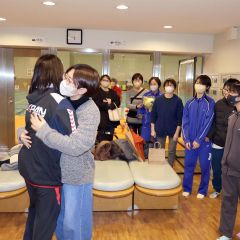 パリ五輪出場決めた蝦名愛梨スインピアに凱旋、後輩や水泳関係者の祝福受ける 5