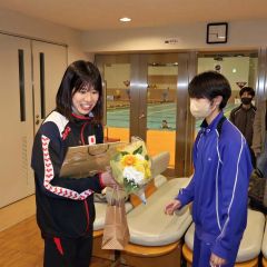 パリ五輪出場決めた蝦名愛梨スインピアに凱旋、後輩や水泳関係者の祝福受ける 6