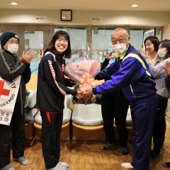 パリ五輪出場決めた蝦名愛梨スインピアに凱旋、後輩や水泳関係者の祝福受ける 8