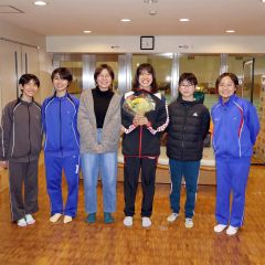 パリ五輪出場決めた蝦名選手、スインピアに凱旋　後輩や水泳関係者祝福