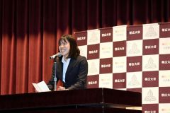 「根拠のない自信を持ってやってみてください。必ずその自信が自分の力になります」と生徒に語りかける蝦名選手