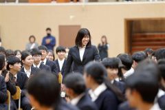笑顔で入場する蝦名選手