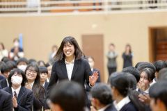 笑顔で入場する蝦名選手