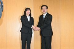 米沢市長と握手する蝦名選手（左）