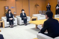 市長と懇談する蝦名選手（左）と母の香織さん