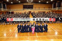 記念撮影する蝦名選手と生徒ら