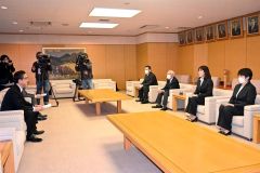 両親らと訪れ市長と懇談する蝦名選手（右から２番目）。右は母の香織さん、左端は父の智之さん