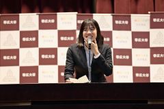 「根拠のない自信を持ってやってみてください。必ずその自信が自分の力になります」と生徒に語りかける蝦名選手（長尾悦郎通信員撮影）