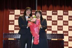 蝦名選手に花束を手渡した大谷さん（右）