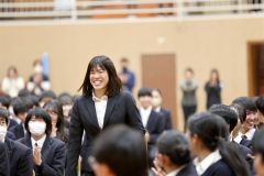 笑顔で入場する蝦名選手