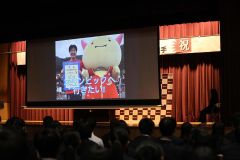 高校時代、蝦名選手を指導した千葉教諭が製作した映像が流れた会場