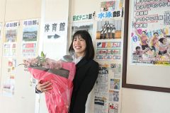 壮行会の後、部活動の紹介をする張り紙の前で記念撮影する蝦名選手