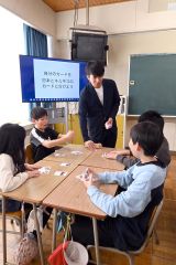 単元名「たくさん知ろう、世界のこと」として授業を行う富谷教諭