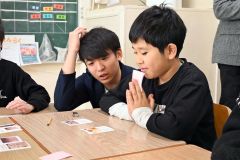 富谷教諭と両国の現状や課題について考えを深める児童