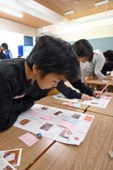 付箋を見ながら両国の課題などについて理解を深める児童