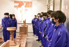 ゲートボールの歴史を学ぶ生徒たち