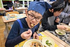 八雲町から無償提供を受けたホタテの貝柱入り中華丼を食べる児童ら