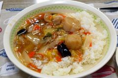 八雲町から無償提供されたホタテの貝柱が入った中華丼