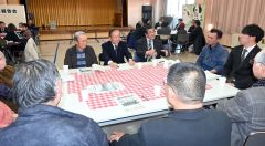 町政への要望など率直に意見を交わす議員と参加者