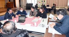 町政への要望など率直に意見を交わす議員と参加者