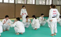 柔道五輪メダリストらから技学ぶ　本別勇足中 11