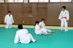 中村さん（右端）から前回り受け身を教わる勇足中の生徒たち