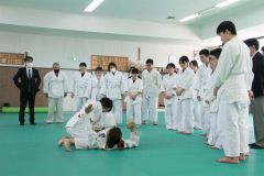 柔道五輪メダリストらから技学ぶ　本別勇足中 9