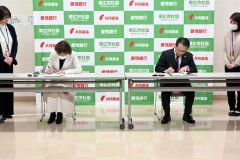 署名する畑中会長（左）と太田会長（右）