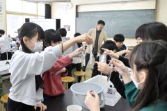 過冷却で試験管の水が一瞬で凍ったことを確かめる児童